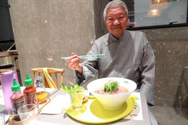 云配资 媒体谈蔡澜：他的美食文章接地气